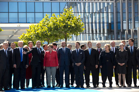 Lãnh đạo các nước thành viên NATO tại lễ khánh thành tổng hành dinh mới, ngày 25/5.